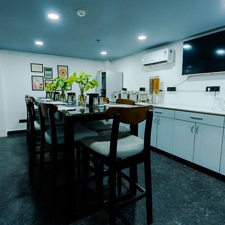 Bedchambers Luxury Apartment Near Golf Course Road グルガウン エクステリア 写真