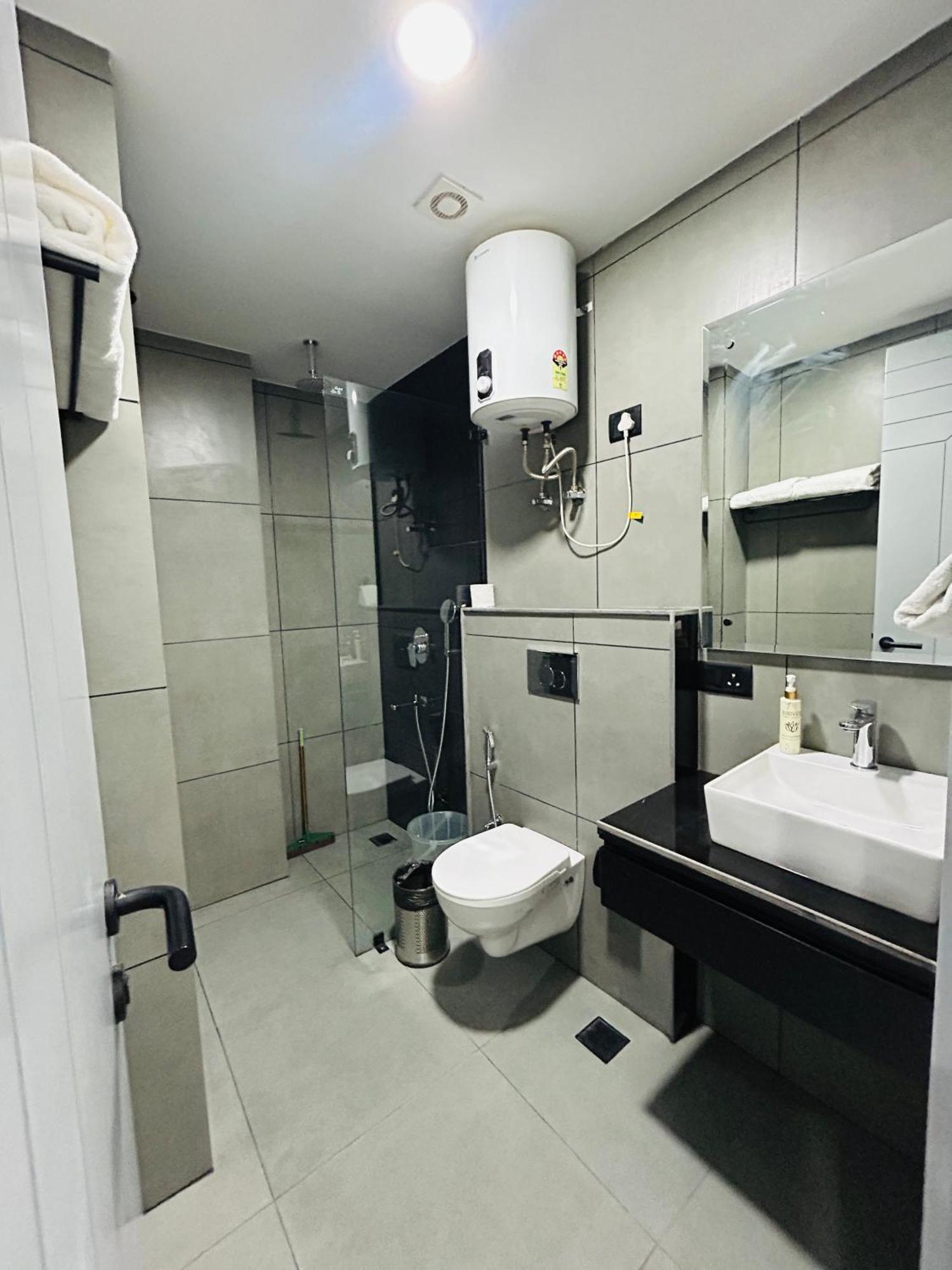 Bedchambers Luxury Apartment Near Golf Course Road グルガウン エクステリア 写真