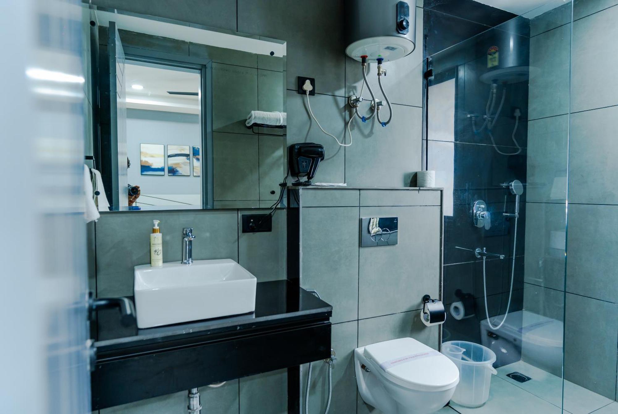 Bedchambers Luxury Apartment Near Golf Course Road グルガウン エクステリア 写真
