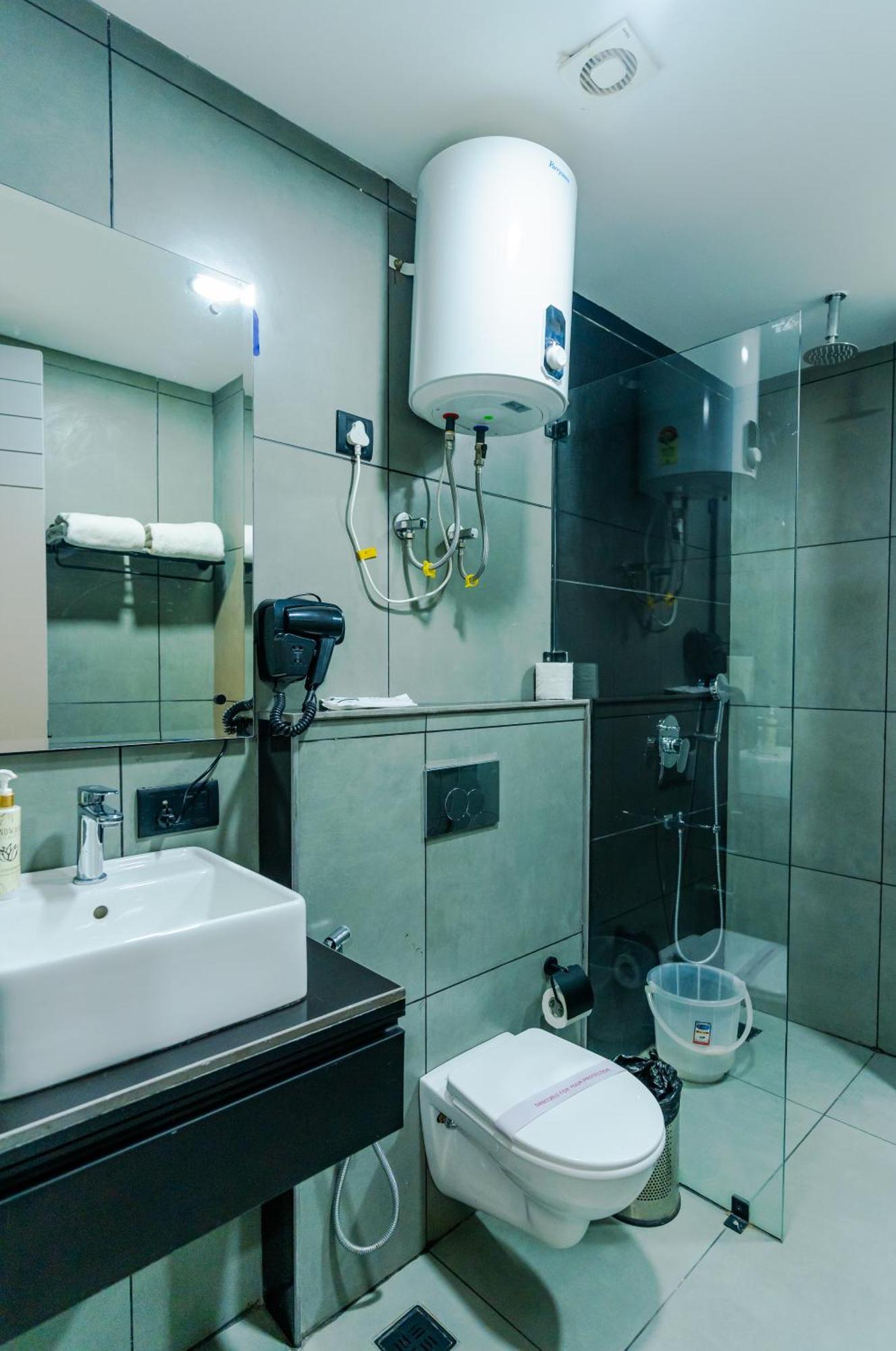 Bedchambers Luxury Apartment Near Golf Course Road グルガウン エクステリア 写真